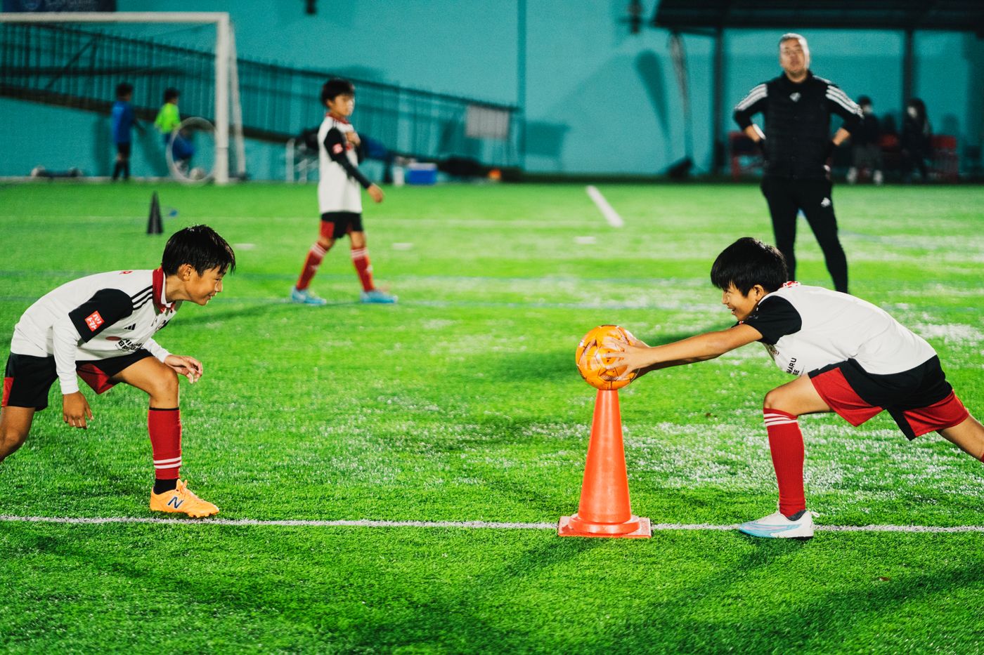 コーンを使ったトレーニングをするレオマールの選手たち